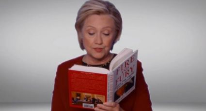 Hillary Clinton lee libro sobre Trump en premios Grammy 2018