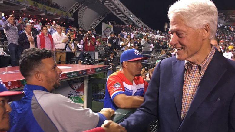 Bill Clinton disfruta de México los lonches de pierna de cerdo