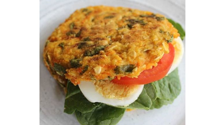 Prepara un desayuno saludable: Arepa de zanahoria, avena y cilantro