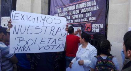Ciudadanos protestan en casilla especial de Pachuca, exigen más boletas