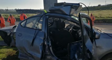 Choca auto contra base: un muerto y 6 lesionados 