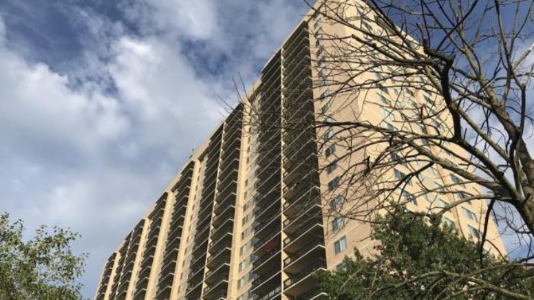 Muere niño en Virginia tras caer desde un balcón en el piso 24