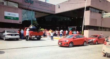 Vecinos de Tahuizan protestaron en CFE de Huejutla