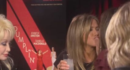 VIDEO. Sandra Bullock y Jennifer Aniston sorprenden... ¡con beso en la boca!