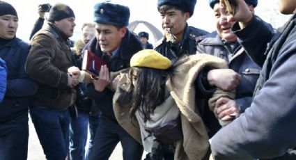 Detienen a 70 mujeres en Kirguistán en marcha por Día Internacional de la Mujer