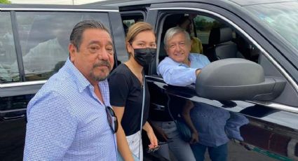 Félix Salgado Macedonio saluda a Andrés Manuel López Obrador en Acapulco, Guerrero