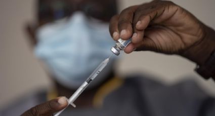OMS revela que se redujo 50 % la aplicación de vacunas COVID en África