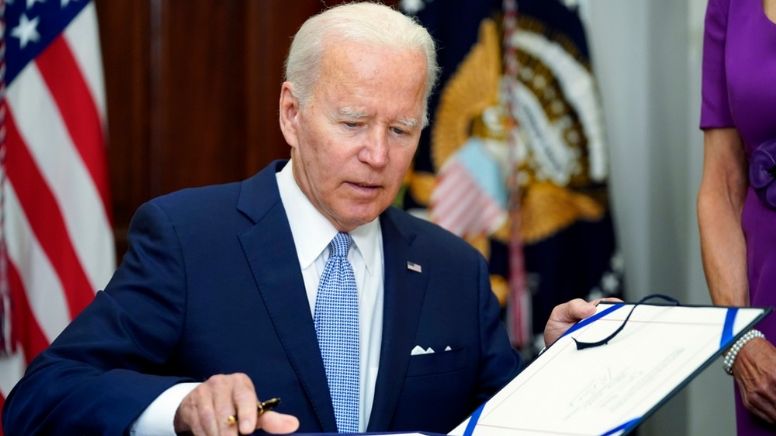 Joe Biden y demócratas presionan para prohibir armas de asalto tras tiroteos masivos