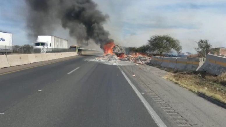 Accidente en Apaseo el Grande: Incendio de remolque bloquea carretera Salamanca - Querétaro
