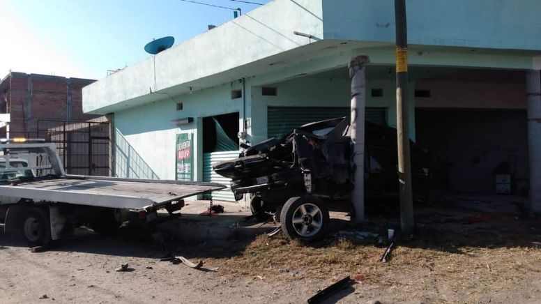 Accidente en carretera Chupícuaro - Jerécuaro; Llevaba a sus hijos a la escuela y se impactan contra comercio