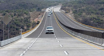 Autopista México-Querétaro: A falta de rampas... ¡agua bendita!