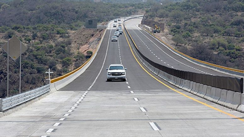 Autopista México-Querétaro: A falta de rampas... ¡agua bendita!