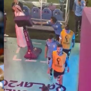 Edinson Cavani tira pantalla del VAR tras eliminación de Uruguay
