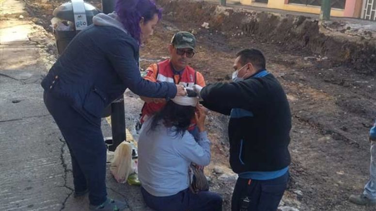 Accidente en Moroleón: Mujer se cae en obras de 5 de Mayo y se golpea la cabeza