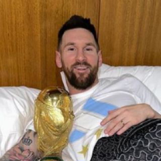 Messi amanece abrazando Copa Mundial en su cama; también tiene foto con más likes en Instagram