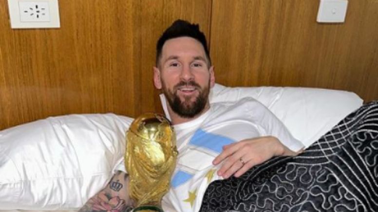 Instagram: Lionel Messi amanece abrazando Copa Mundial en su cama; también tiene foto con más likes