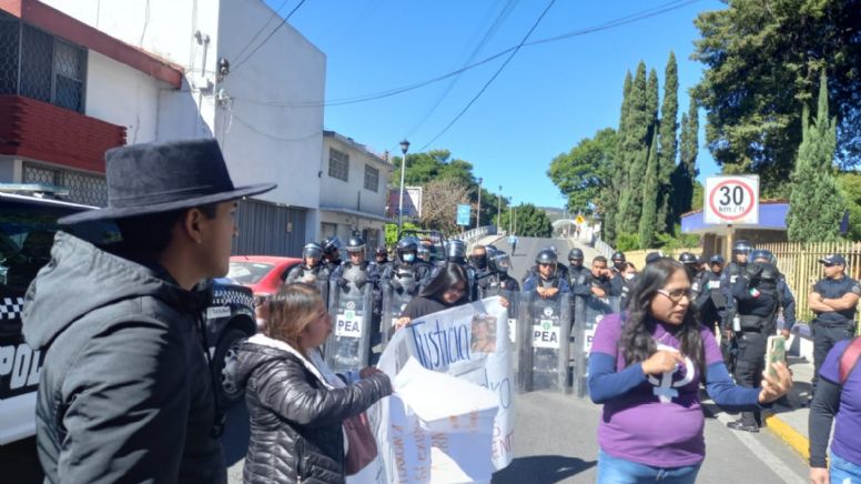Acuden familiares y amigos de Pedro Francisco a informe de gobernadora de Tlaxcala para pedir justicia