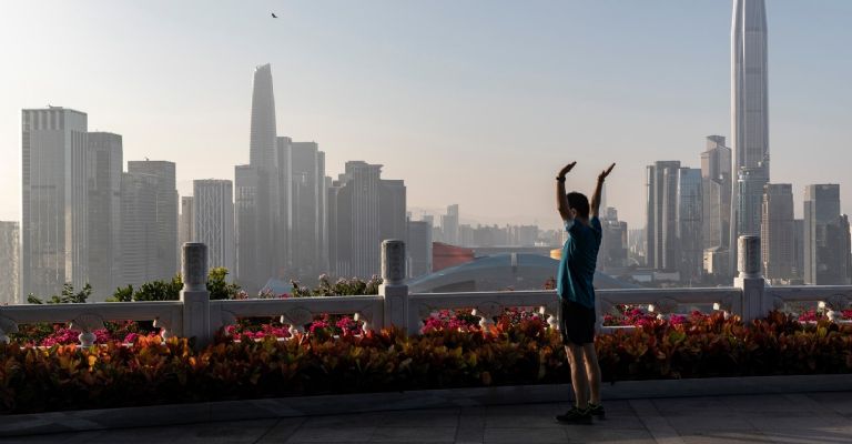 Un visitante de la mañana disfruta de la vista panorámica en la parte superior del Parque Lianhuashan en Shenzhen, China, el 16 de noviembre de 2022. The New York Times.