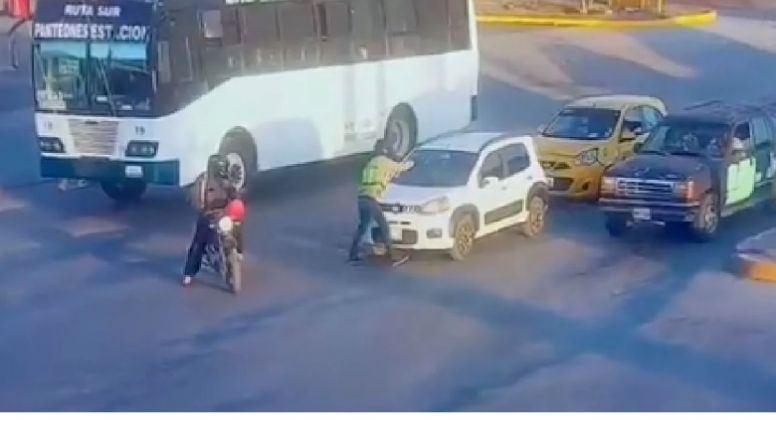 VIDEO Seguridad en Coahuila: Said es asesinado en pleno semáforo por motociclistas