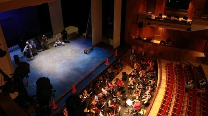 Ópera La Bohème en el Teatro del Bicentenario recorrido tras bambalinas