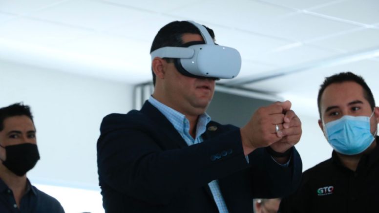 Diego Sinhue inaugura centro de entrenamiento de realidad virtual del IECA