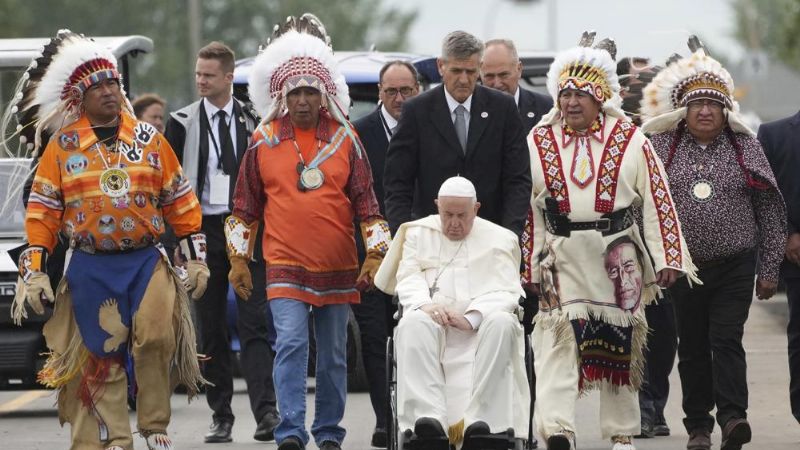 Papa Francisco en Canadá: Rinde homenaje a abuelitos indígenas tras disculpas
