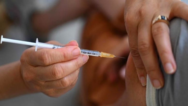 Vacuna contra COVID: Reino Unido aprueba vacuna contra Covid-19 y la variante ómicron