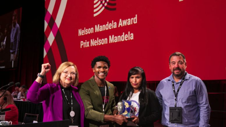 GM Silao: Alejandra Morales, líder sindical, recibe el Premio Nelson Mandela en Canadá