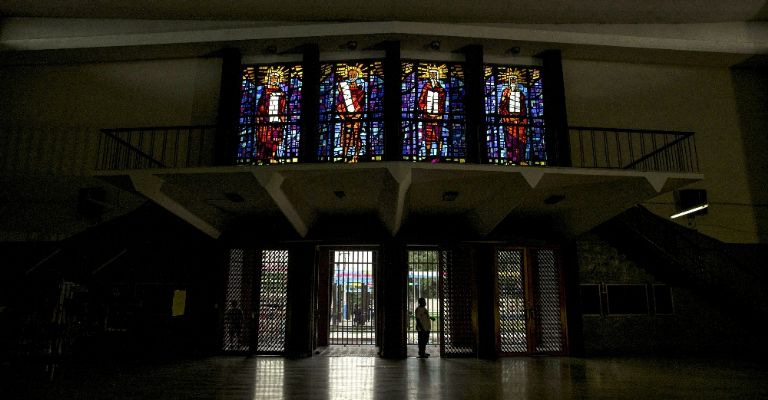 Un hombre abre las puertas de la Iglesia de Santo Domingo en Managua