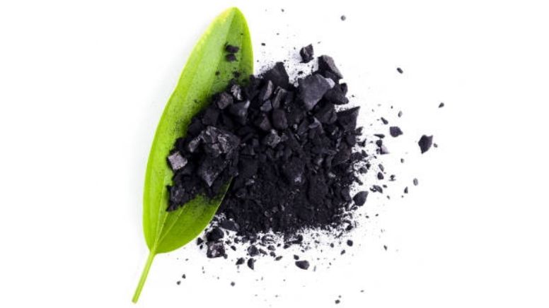 Carbón activado: Conoce los beneficios de este ingrediente negro