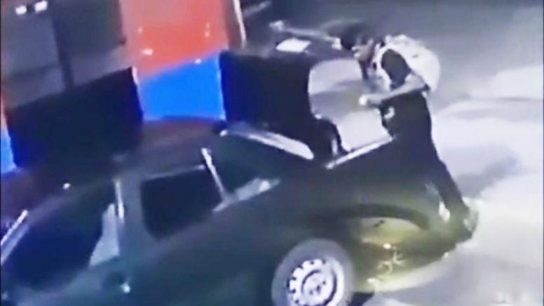 Robo a vehículos Irapuato: Graban a ladrón con “llave maestra” robando dentro de un auto