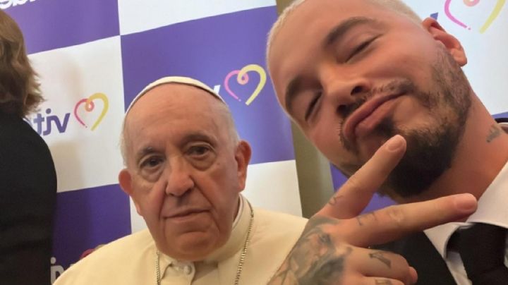 Papa Francisco llama ‘travieso’ a J Balvin en divertido encuentro, se toman selfies (VIDEO)