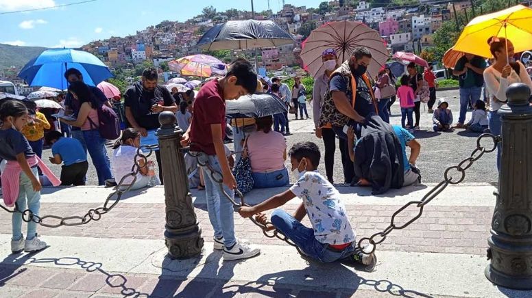 Vacunas COVID en Guanajuato: Se registran filas kilométricas en puntos de vacunación para menores de 5 a 11 años