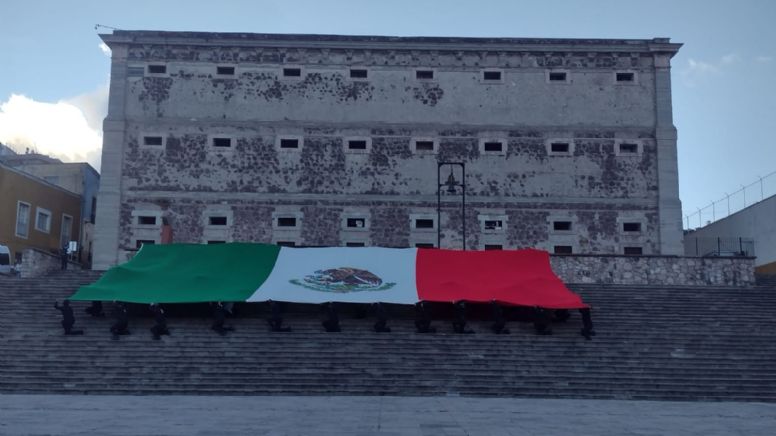 Despliegan Mega Bandera de México en la Alhóndiga de Granaditas.