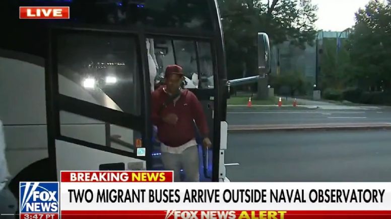 Estados Unidos: Arriban autobuses llenos de migrantes hasta la casa de Kamala Harris