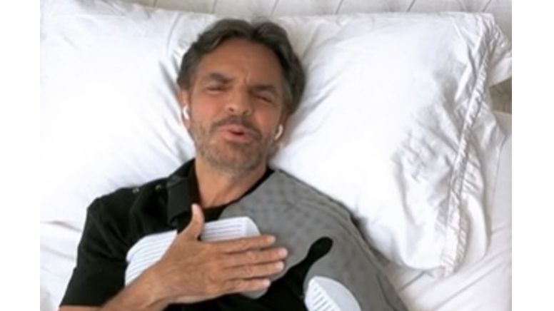 Eugenio Derbez reaparece en video desde su cama y explica qué le pasó, le pusieron 14 tornillos