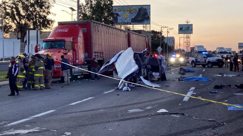Accidente en León: Choque entre camioneta de personal y tráiler en carretera Silao, en Santa Ana del Conde, deja varios muertos