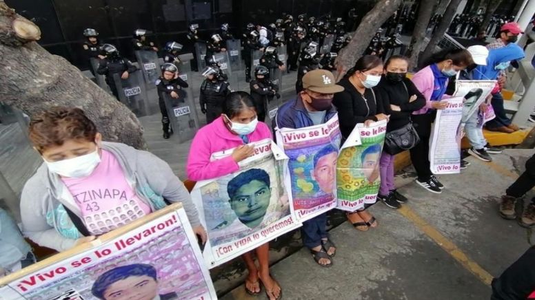 Caso Ayotzinapa: familiares de los desaparecidos protestan y lanzan piedras frente a la FGR