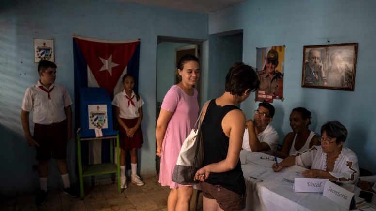 Cubanos votan cambios a las leyes para permitir matrimonio igualitario