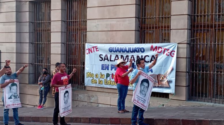 Guanajuato capital: A ocho años de la desaparición en Ayotzinapa, exigen a AMLO esclarecer el caso
