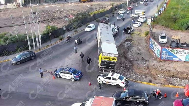 Accidente en León: Tráiler intenta dar vuelta en bulevar Morelos, queda atorado y afecta tráfico por 3 horas