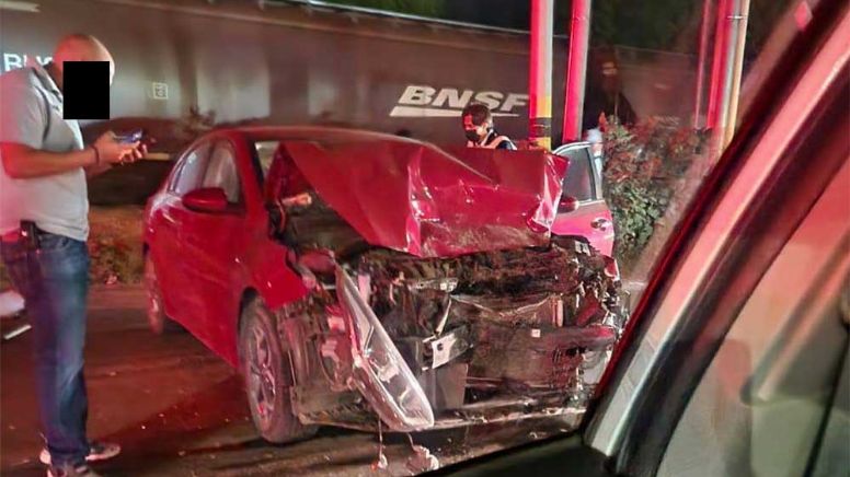 Accidente en Celaya: Intenta camión ganarle al tren en Eje Manuel J. Clouthier, no hay heridos