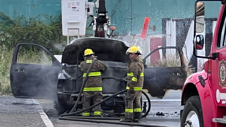 Camioneta de la CFE hace corto y se incendia en el Cuarto Cinturón Vial de Irapuato