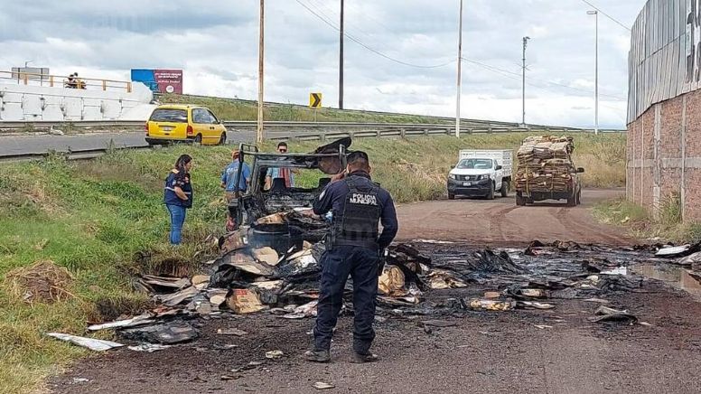 Incendio en Irapuato: Camioneta cargada con cartón se incendia en colonia Juan Pablo II