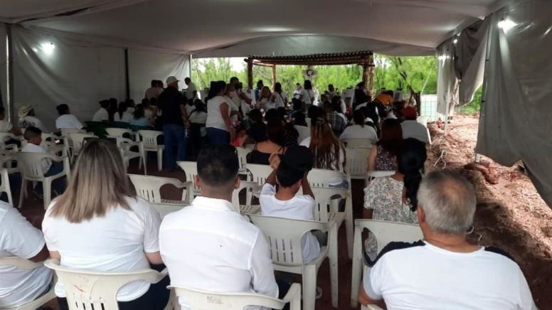 Mineros atrapados en Coahuila: Realizan ceremonia religiosa para recordarlos con cantos, lágrimas y flores