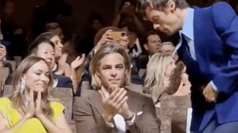 VIDEO. Harry Styles escupe a Chris Pine en el estreno de la cinta de Olivia Wilde en Venecia