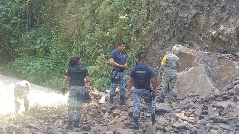 Ejército retira deslave sobre carretera de la Sierra Alta de Hidalgo