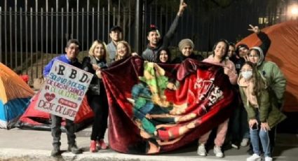 Fans de RBD le dan la vuelta a los memes y acampan afuera del Parque Fundidora por un boleto
