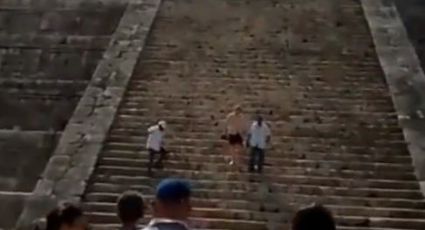 Pirámide en Chichén Itzá es escalada por otro turista… y le pegan