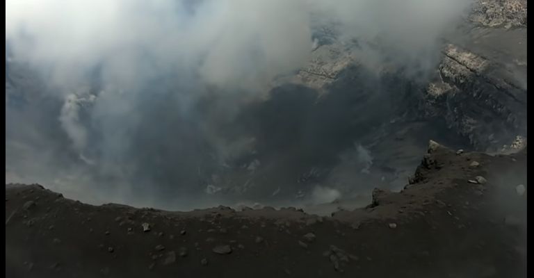 El crater interno del Popocatépetl fue captado por el youtuber Ector Phanghamix. Foto: tomada de YouTube. 